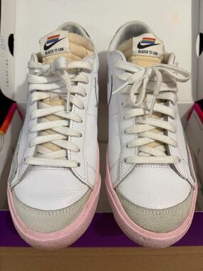 Nike Blazer 77 Low VNTG BT. White/Multicolor. Comes with extra tab.Size 8M/9.5W